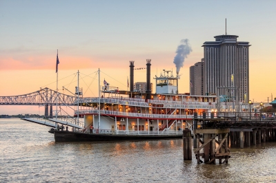 Raddampfer auf dem Mississippi in New Orleans ( f11photo / stock.adobe.com)  lizenziertes Stockfoto 
Información sobre la licencia en 'Verificación de las fuentes de la imagen'